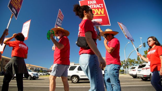 Kaiser mental health workers gathered outside the Kaiser Permanente San Diego Medical Center with signs and whistles to get care for cars passing through Kearny Mesa on Monday, Oct. 21. 2024 San Diego, California. (Alejandro Tamayo / The San Diego Union-Tribune)